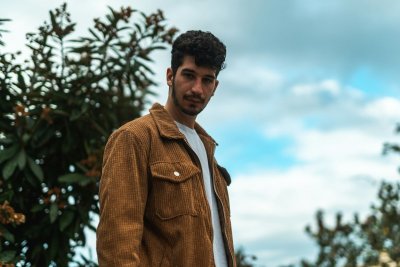Waarom je jas dit najaar van suède of corduroy moet zijn